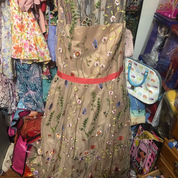 Stunning embroidery dress 👗 - Picture 2 of 5